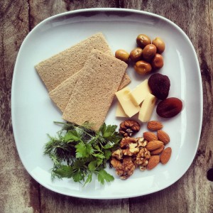 Kraker peynir zeytin kuruyemiş ve kuru meyveli sağlıklı atıştırmalık tabağı