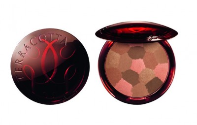 Guerlain Terracotta pudra kutusu ve açık çok renkli pudrası