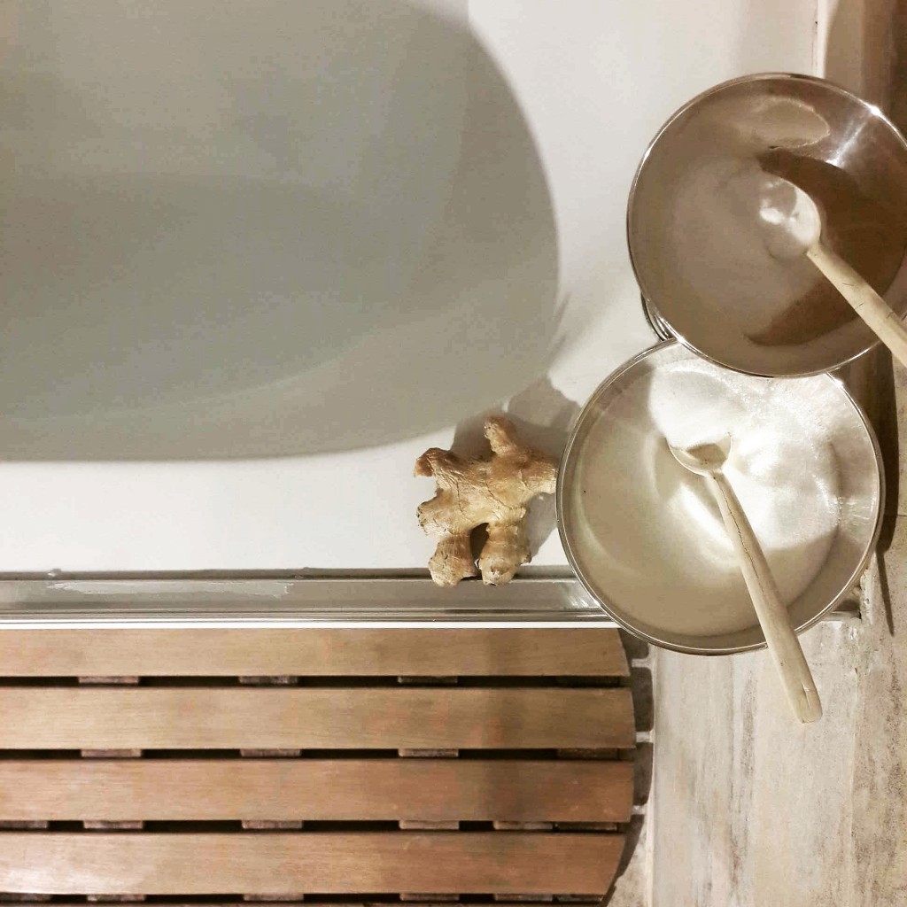 Zencefil, ahşap paspas, küvet ve banyo tuzu kaseleri