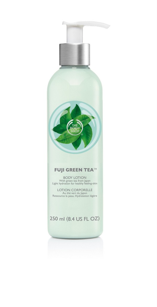 The Body Shop Fuji Yeşil Çay Vücut Losyonu açık yeşil şişe beyaz zeminde