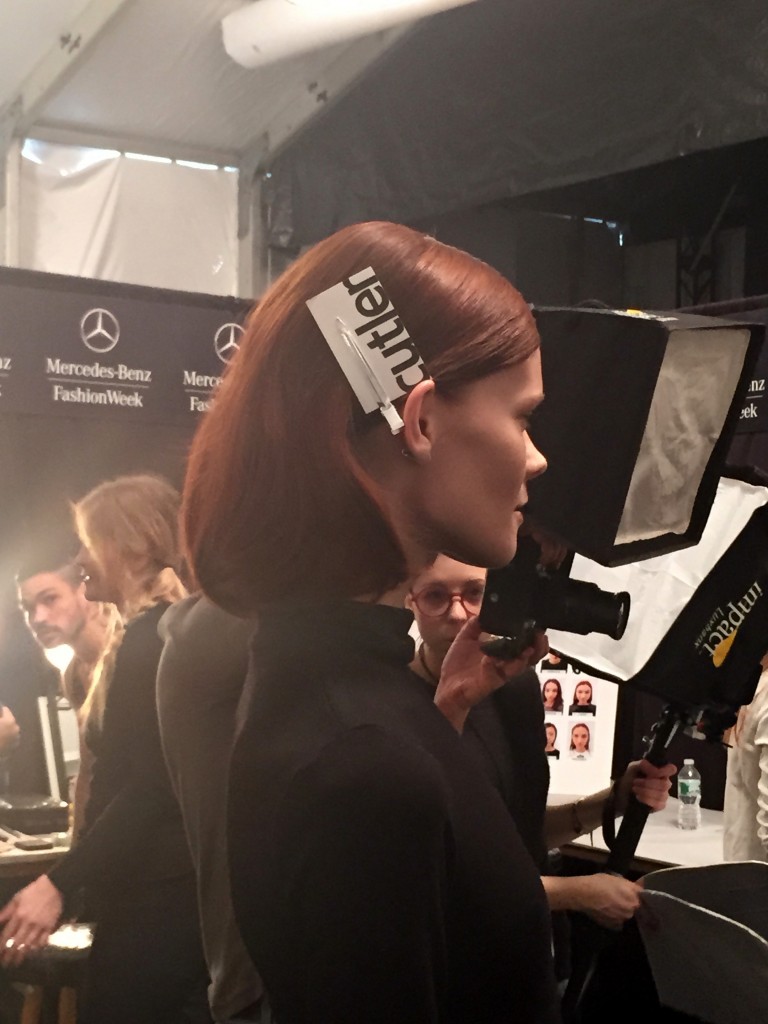 Model Mercedes-Benz Fashion Week kulisinde saçında klips ile