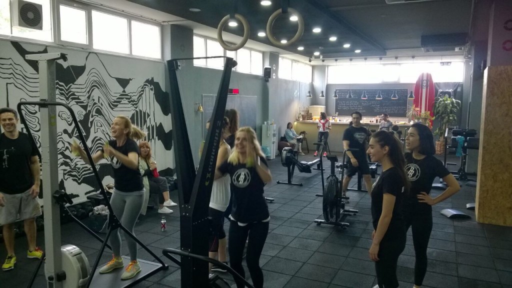 Crossfit salonunda egzersiz yapan ve sosyalleşen bir grup insan