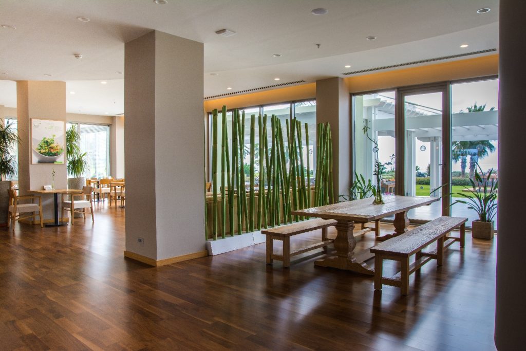 Ahşap zeminli bambu dekorlu cam pencereli modern restoran iç mekanı