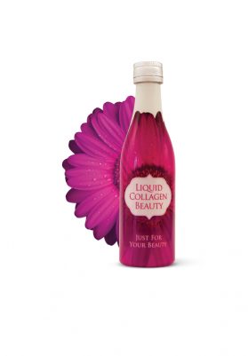 Mor çiçeğin önünde pembe Liquid Collagen Beauty şişesi