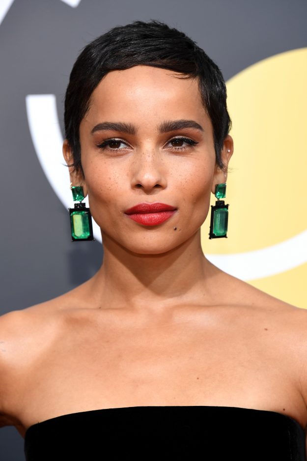 Kısa saçlı Zoë Kravitz, kırmızı dudaklı ve yeşil küpeli yakın çekim