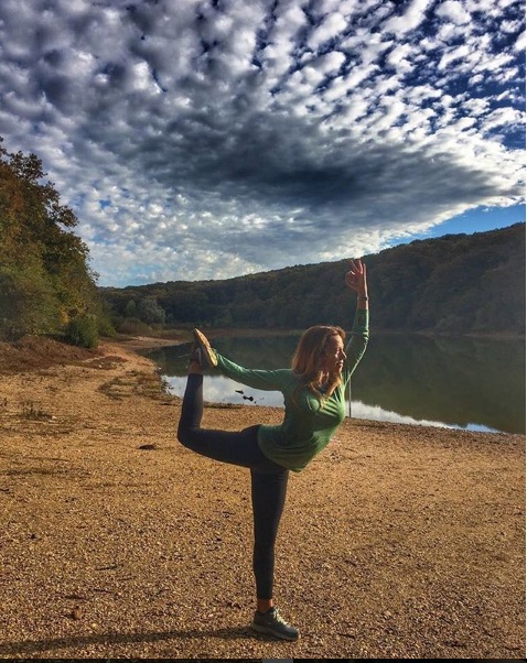 Göl kenarında natarajasana pozu yapan, bulutlu havada yoga yapan kadın