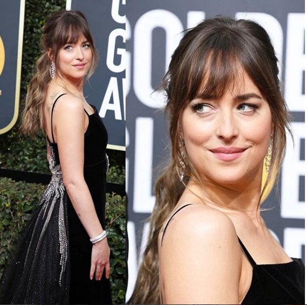 Dakota Johnson siyah elbisesiyle Golden Globe kırmızı halısında poz veriyor