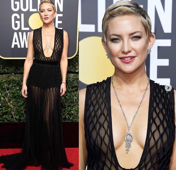 Kate Hudson siyah şeffaf elbise ve uzun kolyeyle kırmızı halıda poz veriyor