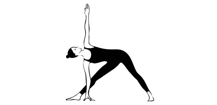 Siyah giysili kadın trikonasana yoga pozunda dengeli bir duruş sergiliyor