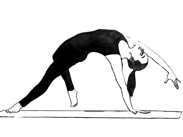 Siyah giyimli kadın yoga matında Wild Thing pozu yapıyor