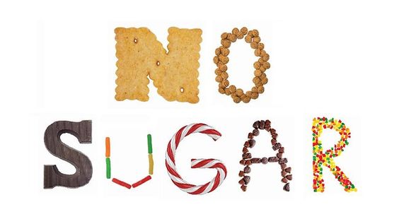 NO SUGAR kelimeleri kraker, tahıl, şekerleme ve çikolatayla yazılmış