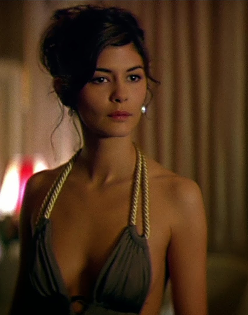 Audrey Tautou koyu renk askılı elbiseyle düşünceli bakıyor