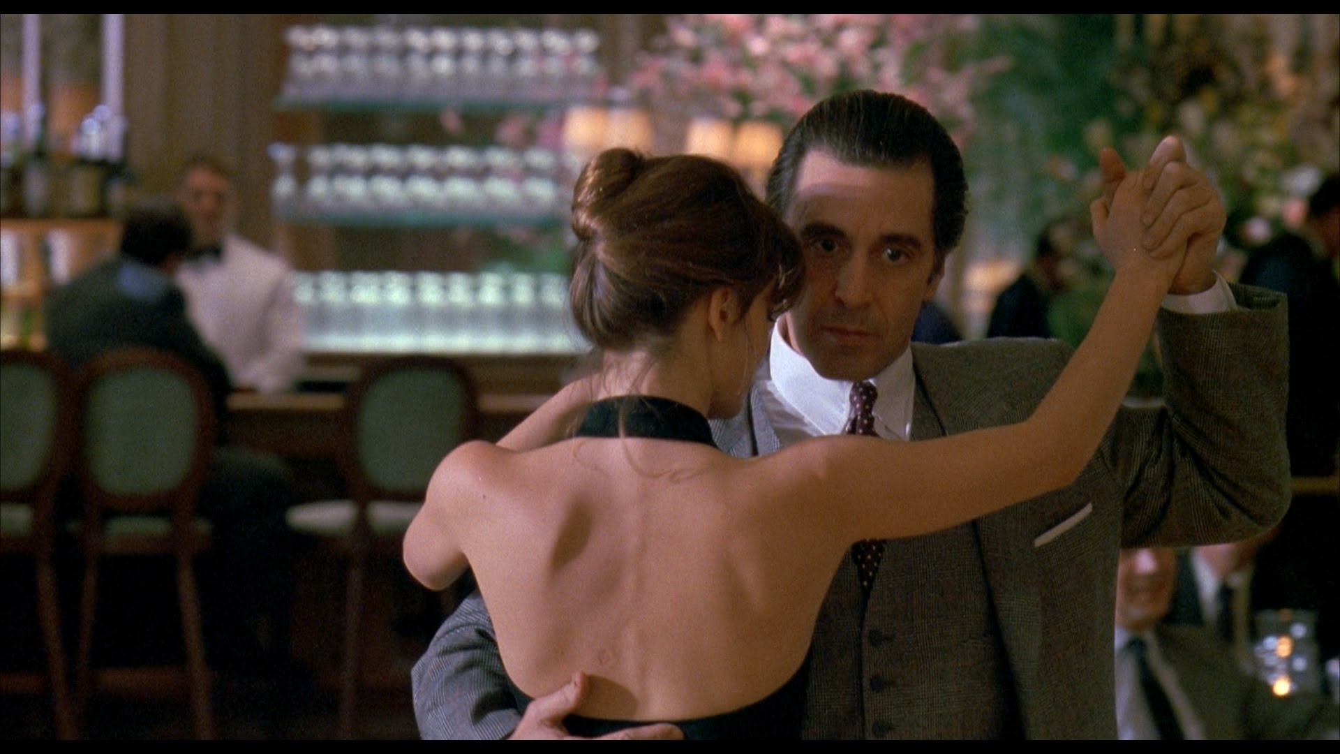 Al Pacino ve kadın tango dansında, şık bir restoran ortamı
