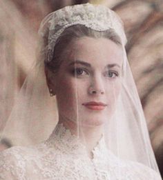 Grace Kelly gelinlik ve duvağıyla zarif bir düğün portresi