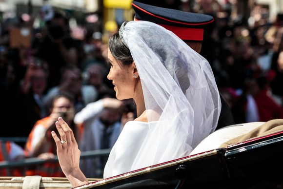 Meghan Markle gelinliği ve duvağıyla el sallıyor Prens Harry yanında