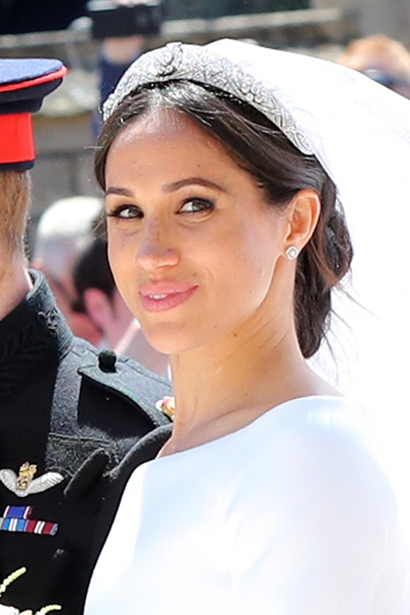 Meghan Markle düğün gününde beyaz gelinliği, tacı ve duvağıyla gülümsüyor