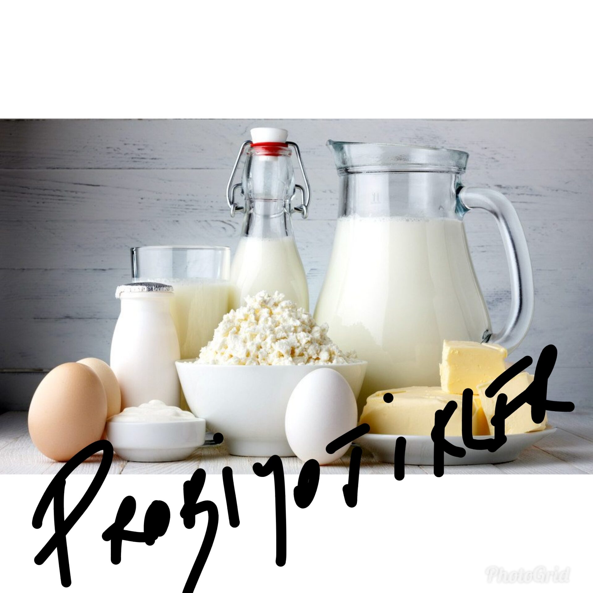 Beyaz ahşap zeminde süt yumurta peynir ve tereyağı ürünleri