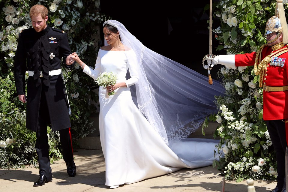 Prens Harry ve Meghan Markle düğünlerinde kiliseden el ele çıkıyorlar