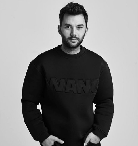 Siyah WANG sweatshirt giymiş sakallı bir adamın siyah beyaz portresi
