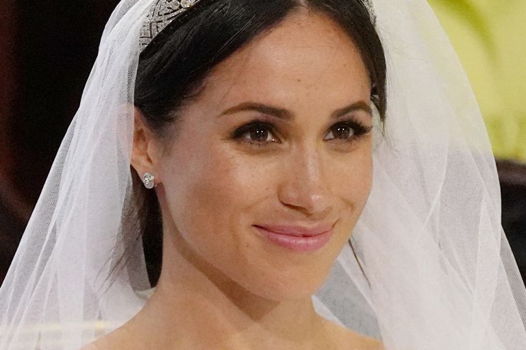 Meghan Markle duvak ve taçla hafifçe gülümseyen gelin portresi