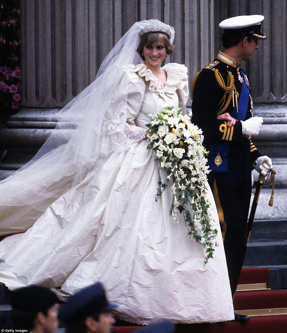 Gelinlikli Prenses Diana ve Prens Charles düğün töreninden çıkarken