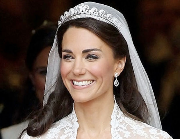 Düğününde tiara duvak ve beyaz dantel gelinlik ile gülümseyen Kate Middleton