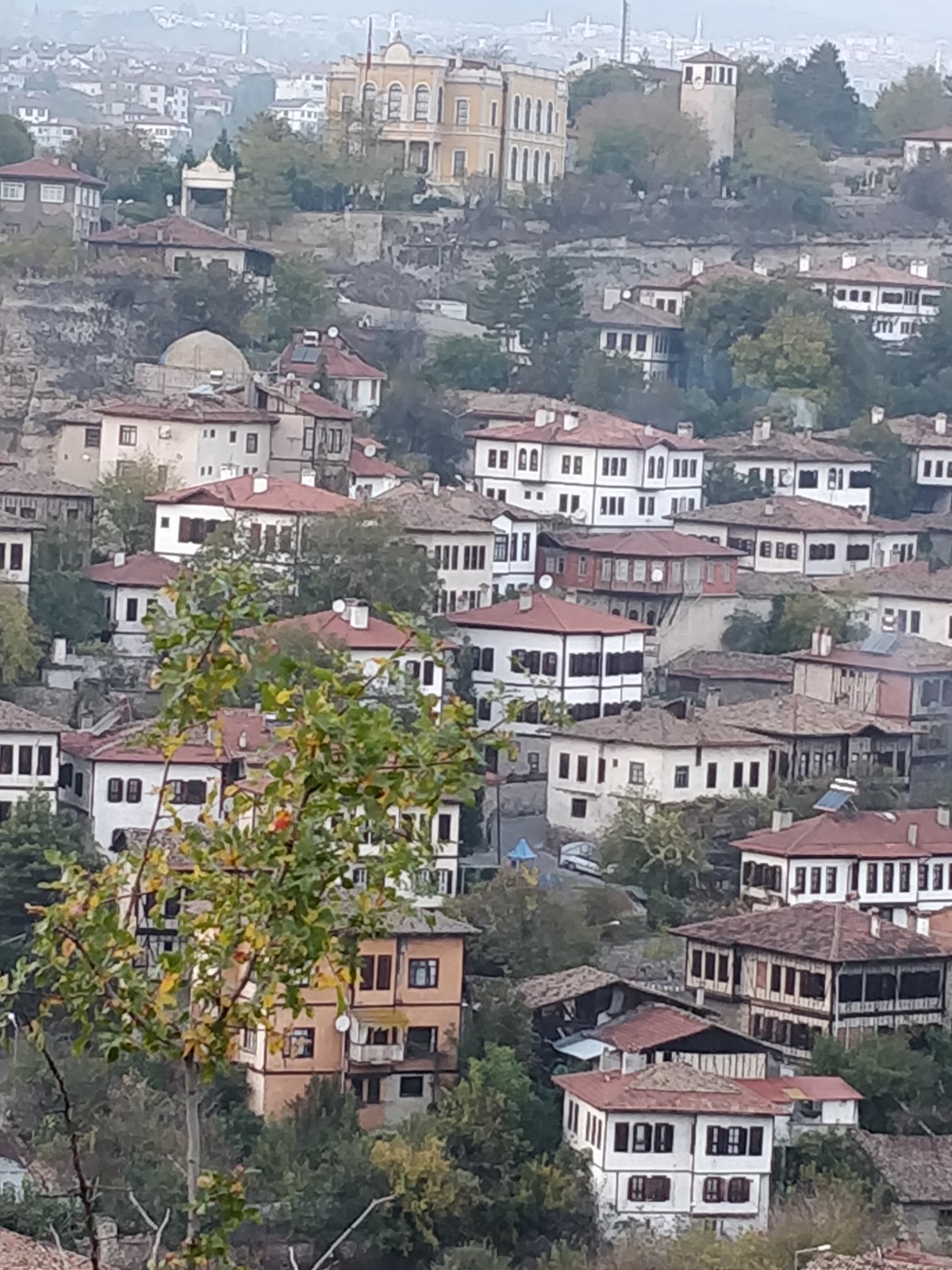 Tepeye inşa edilmiş geleneksel mimariye sahip tarihi Osmanlı kasabası