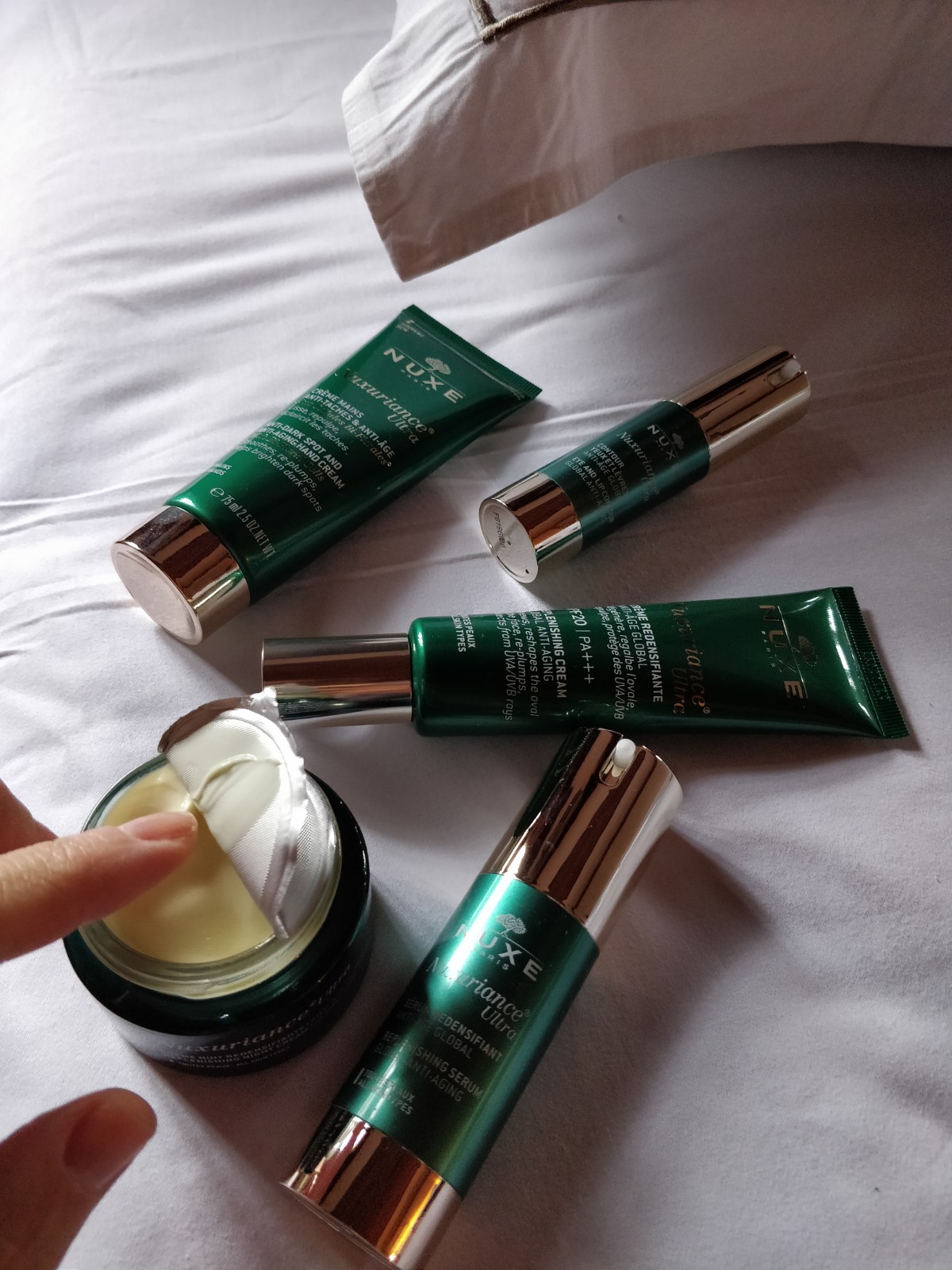 NUXE Nuxuriance Ultra anti-aging cilt bakım ürünleri ve açılan bir krem