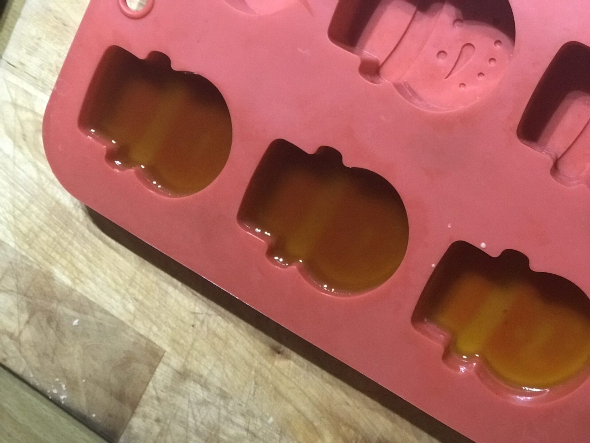 Pembe silikon kalıpta balkabağı ve kardan adam şekilli turuncu sıvı