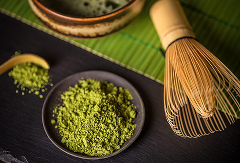 Matcha tozu, bambu çırpıcı, kasede çay ve tahta kaşık