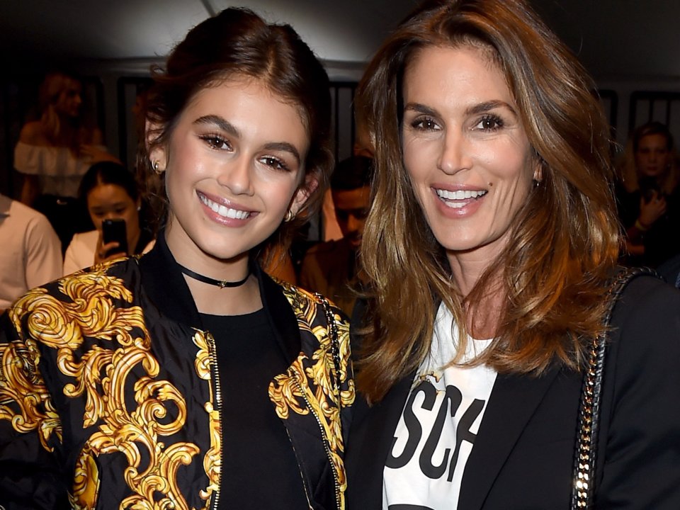 Cindy Crawford ve kızı Kaia Gerber bir etkinlikte birlikte gülümsüyorlar