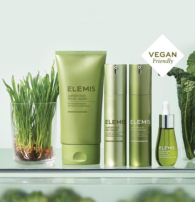 Elemis Superfood vegan cilt bakım ürünleri ve doğal bitki dekorasyonu