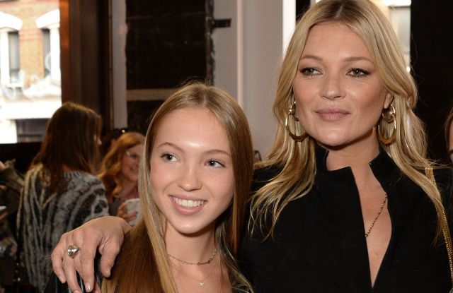 Kate Moss ve kızı Lila Grace Moss Hack sarılarak gülümsüyor