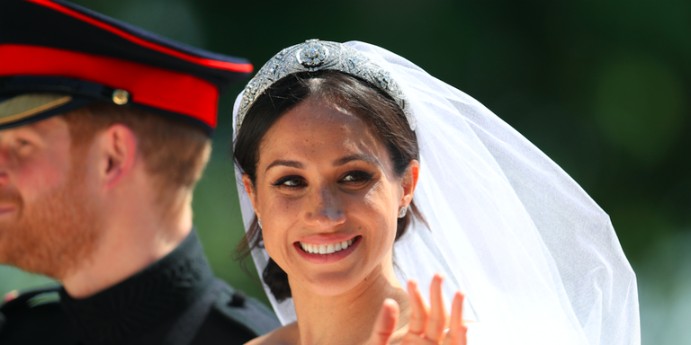 Meghan Markle düğün gününde taç ve peçeyle gülümseyerek el sallıyor