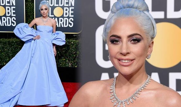 Lady Gaga, mavi pofuduk kollu elbisesi, mavi saçları ve elmas kolyesiyle