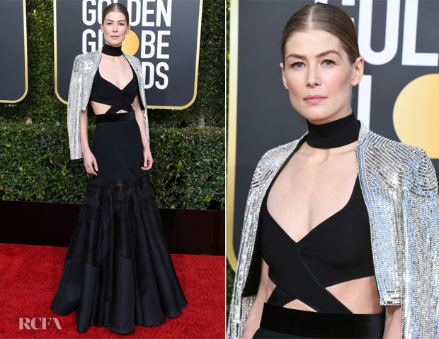 Rosamund Pike kırmızı halıda siyah kesikli elbisesi ve payetli ceketiyle