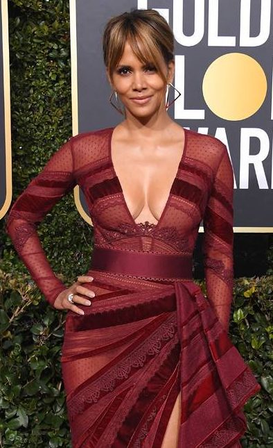 Halle Berry bordo dantelli derin dekolteli elbisesiyle kırmızı halıda