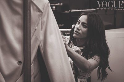 Vogue için Meghan Markle bir paltoyu özenle inceliyor