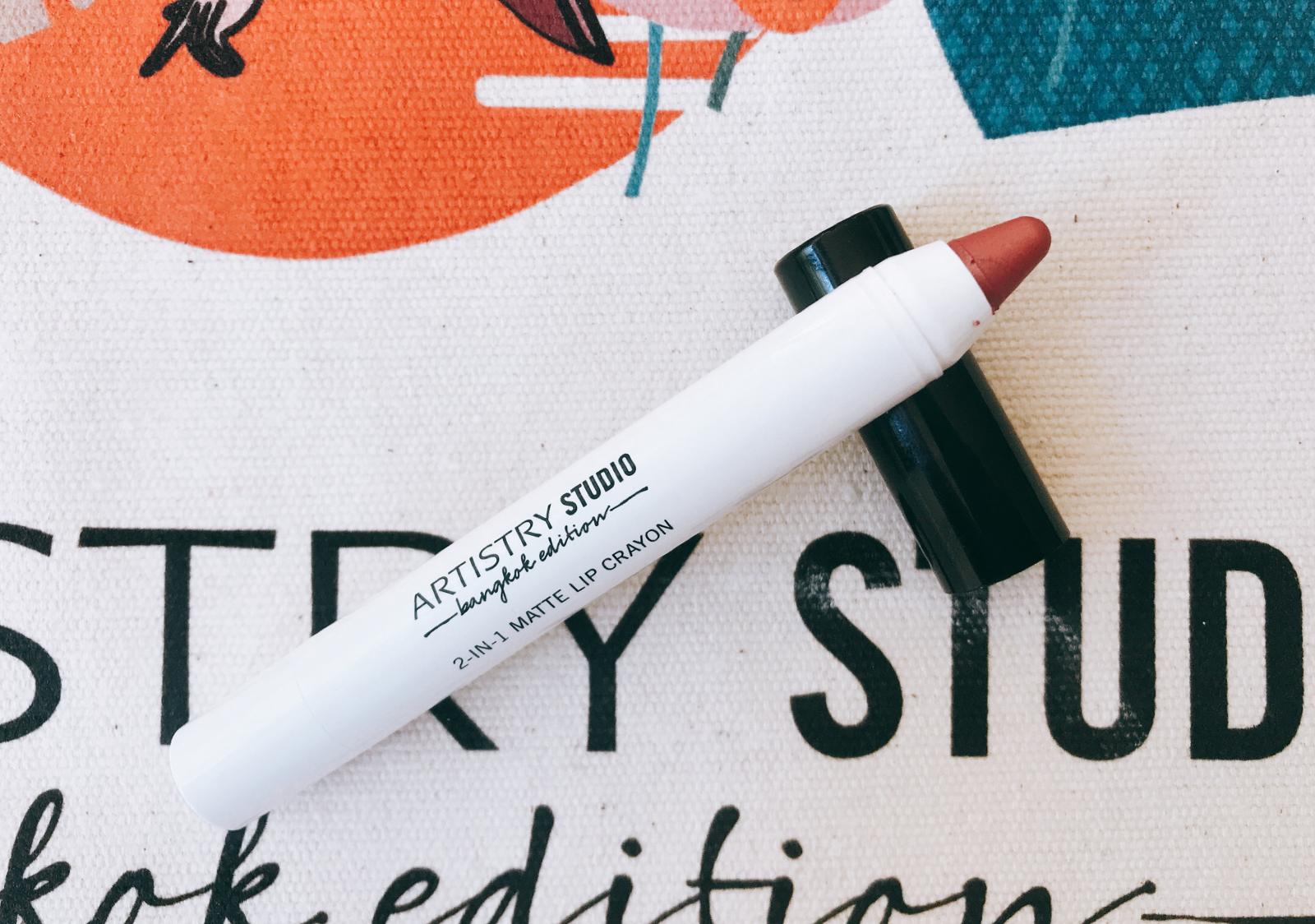 Artistry Studio Bangkok Edition mat dudak kalemi, açık, desenli bez üstünde