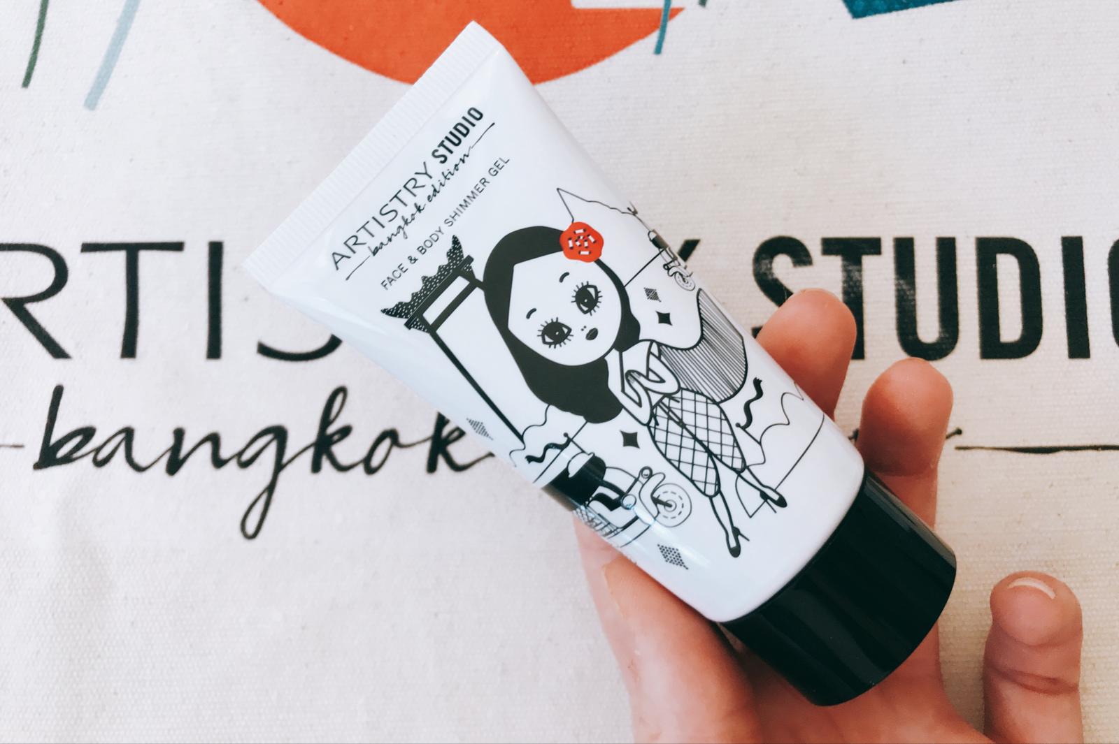 Artistry Studio Bangkok edition yüz vücut parlatıcı jeli tutan el