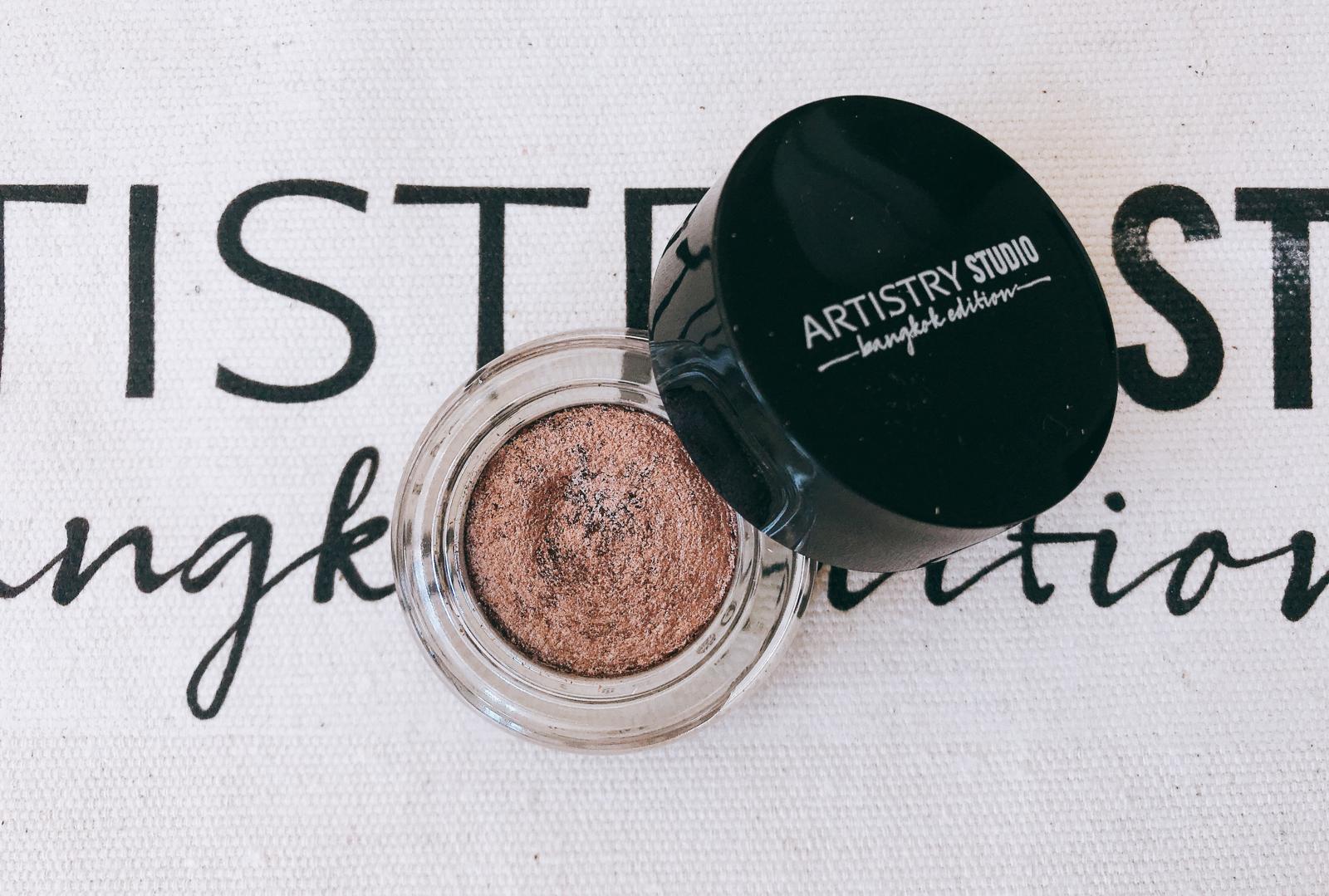 Artistry Studio Bangkok Edition parıltılı bronz göz farı kapağı açık