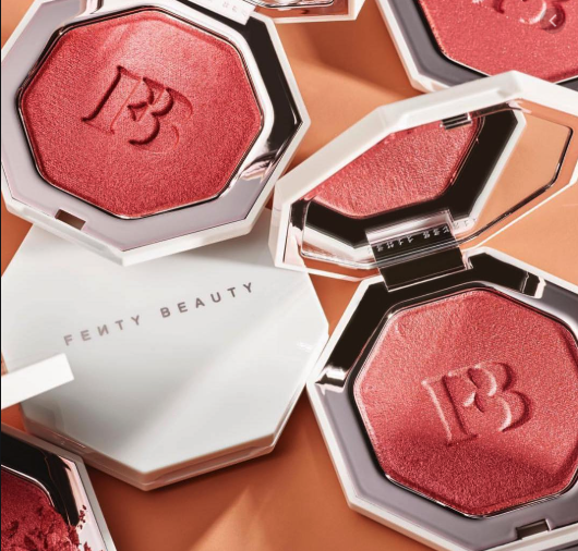 Fenty Beauty parlak şeftali allıklar ve beyaz altıgen kompakt kutular