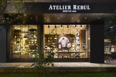 Atelier Rebul mağazası, şık vitrinlerde sergilenen ürünlerle aydınlık cephe görünümü