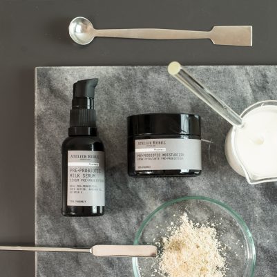 Mermer zeminde Atelier Rebul prebiyotik serum, nemlendirici ve cilt bakım malzemeleri