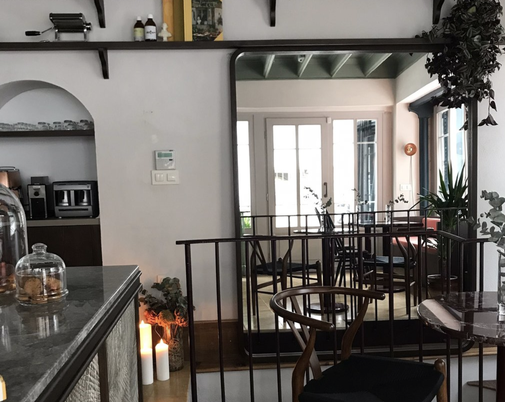 Cafe içinde ayna yansımalı, modern ve sıcak bir ortam