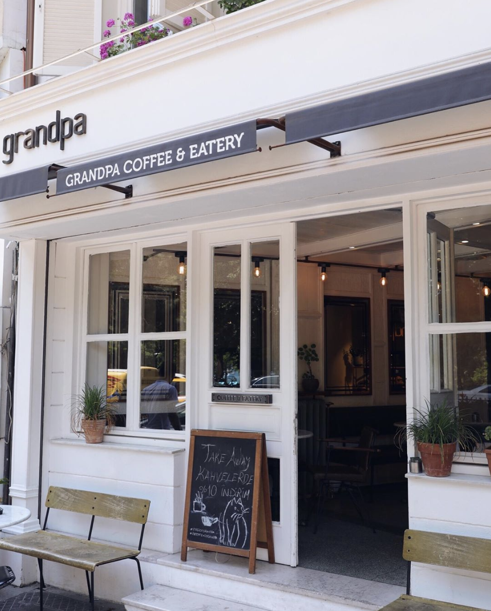 Grandpa Coffee & Eatery adlı beyaz cepheli kafe dış görünüşü