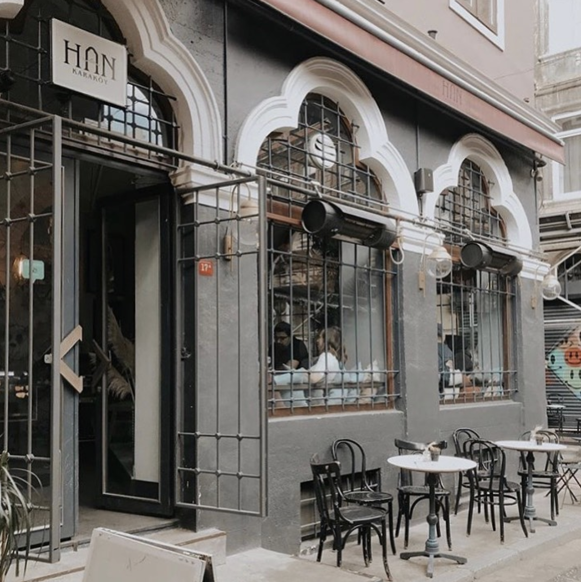 Han Karaköy adlı gri kafenin dış cephesi ve oturma alanı