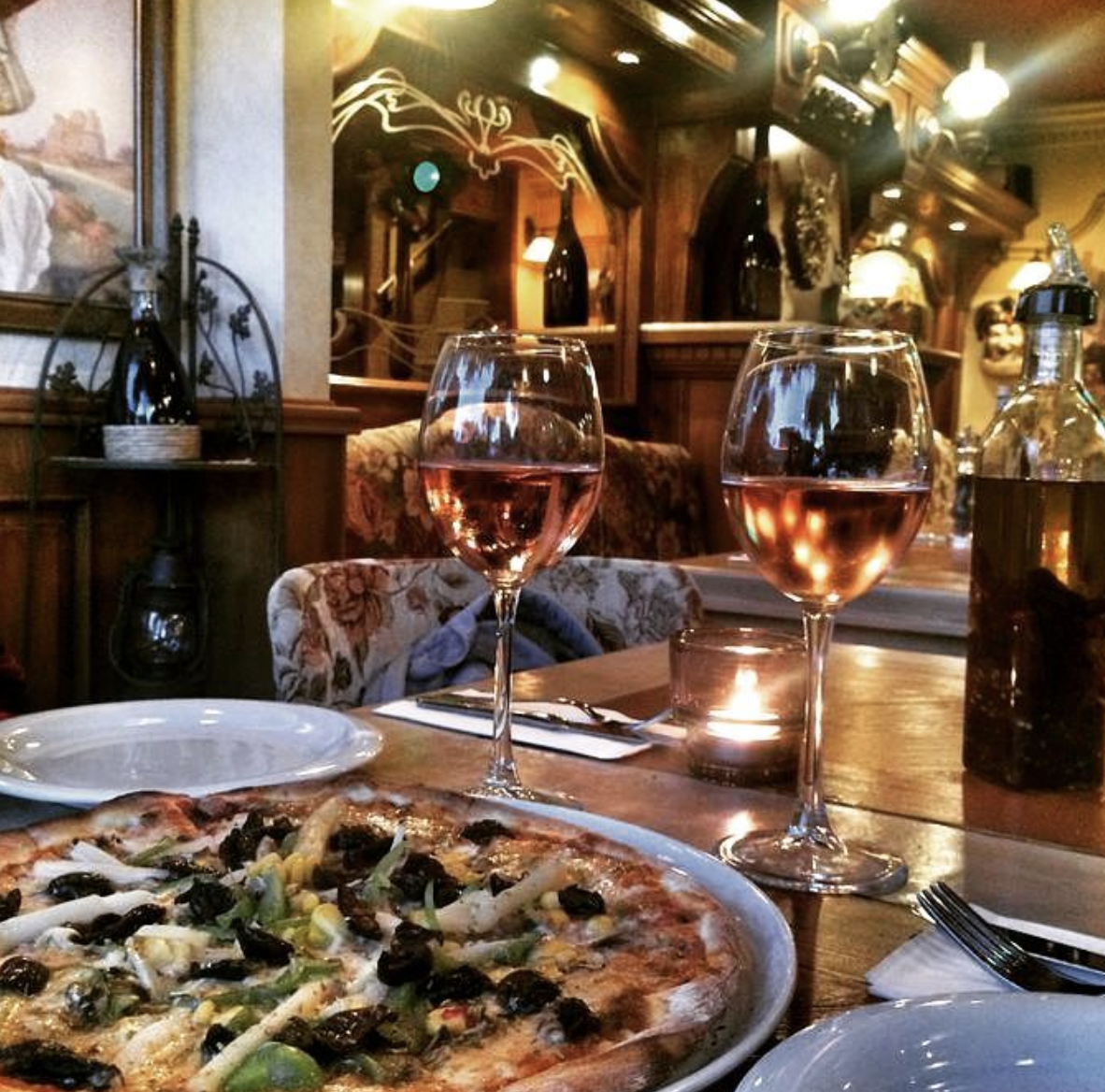 Pizzalı, şaraplı ve mum ışığında sıcak bir restoranda keyifli akşam yemeği