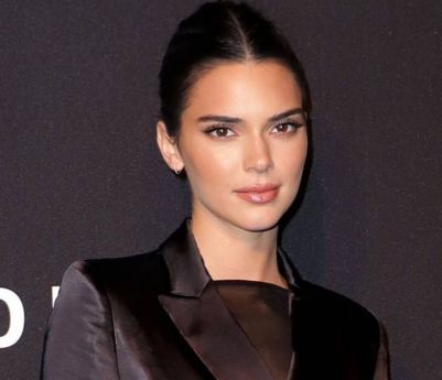 Kendall Jenner koyu kıyafet ve sade makyajla poz veriyor yakın portre