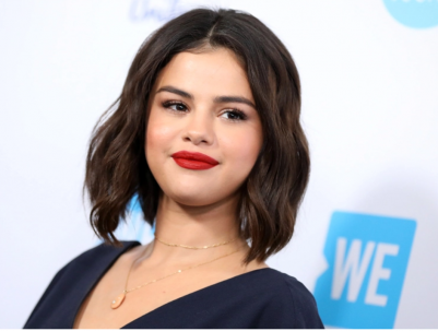Kırmızı rujlu ve kısa dalgalı saçlı Selena Gomez'in yakın plan portresi